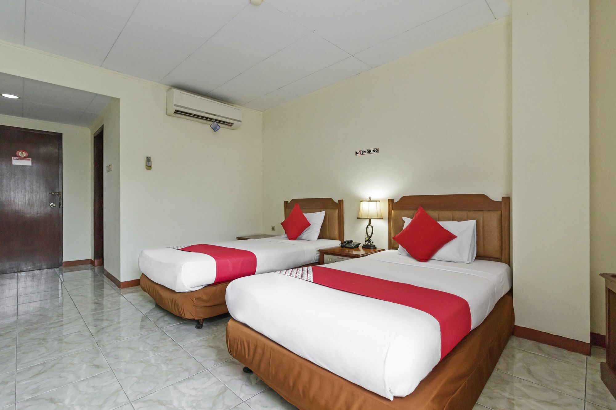 ג'קרטה Oyo 108 Hotel Surya מראה חיצוני תמונה