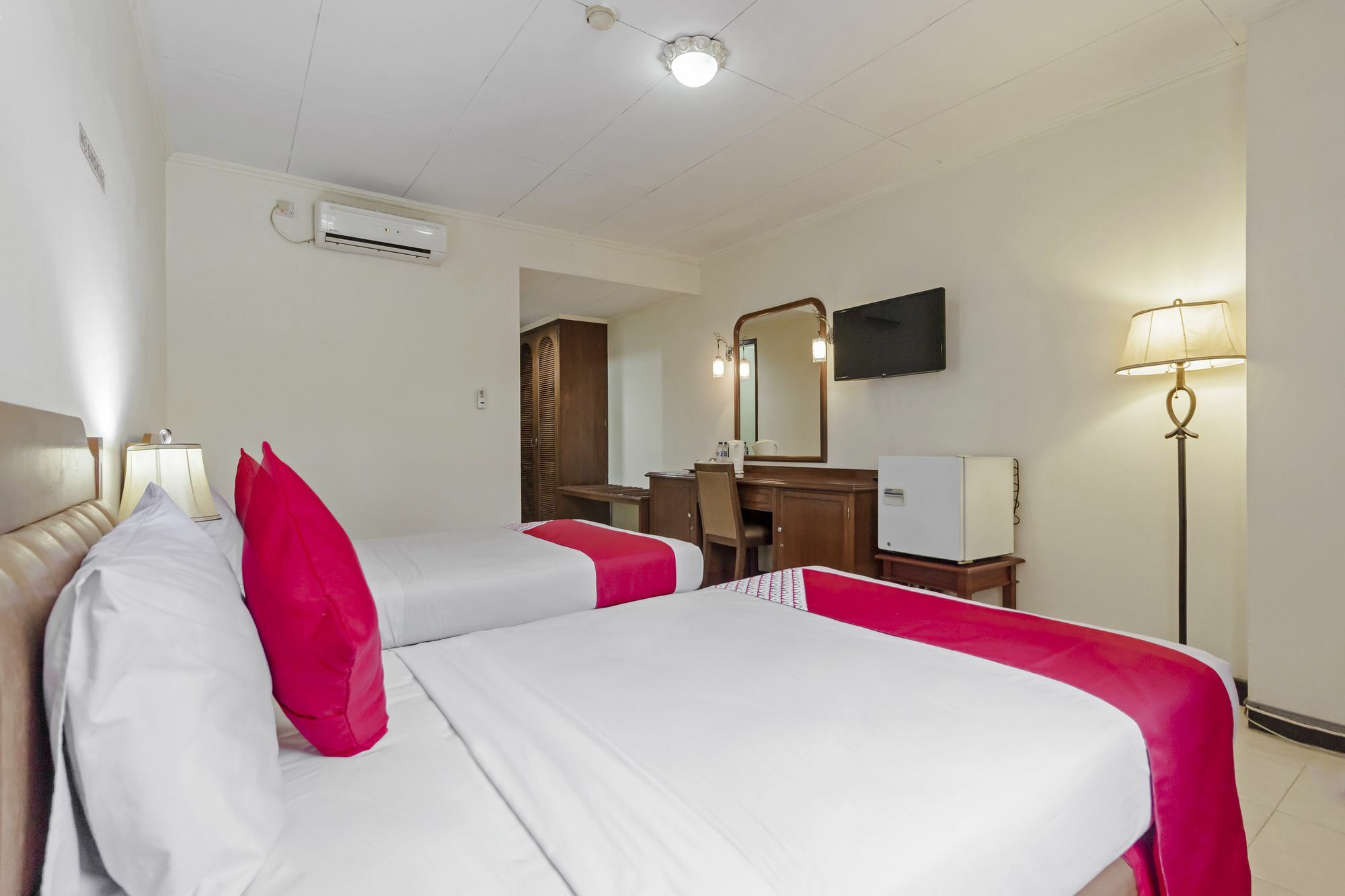 ג'קרטה Oyo 108 Hotel Surya מראה חיצוני תמונה